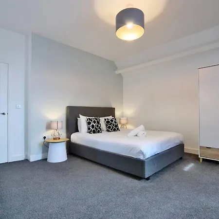Apartment Free Parking - Modern 2-br Flat Close To Salford Royal *