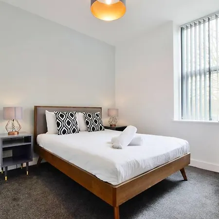 Free Parking - Charming 2-br Flat Near Salford Royal מנצ'סטר