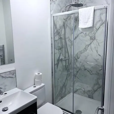 Apartment Free Parking - Stunning 2-br Near Salford Royal