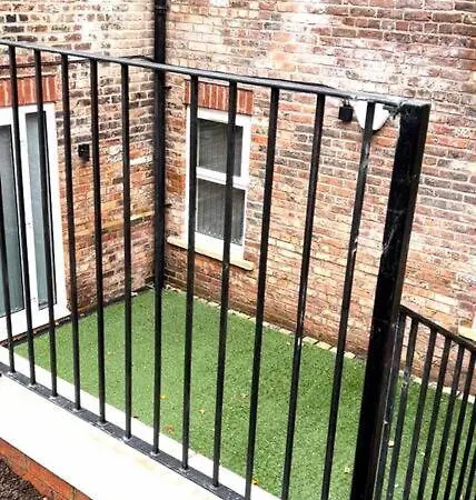 Free Parking - Stunning 2-br Near Salford Royal Apartment Manchester