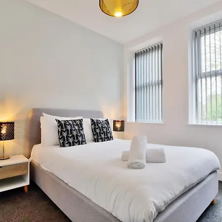 Free Parking - Spacious 2-br Close To Salford Royal Apartment