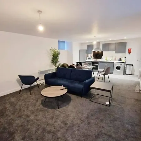 Free Parking - Stunning 2-br Near Salford Royal Apartment *
