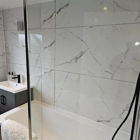 Manchester 2-Bed House Sleeps 4 20 Min To Centre