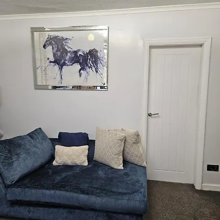Manchester 2-Bed House Sleeps 4 20 Min To Centre *