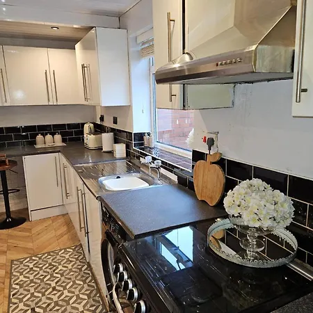 Manchester 2-Bed House Sleeps 4 20 Min To Centre