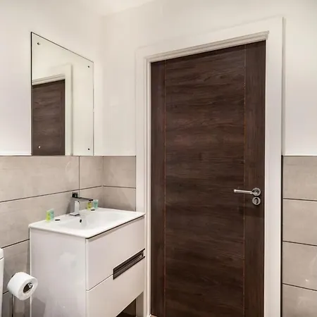 Stayzeni, Alexandra Rise Roomy 1 Bed *