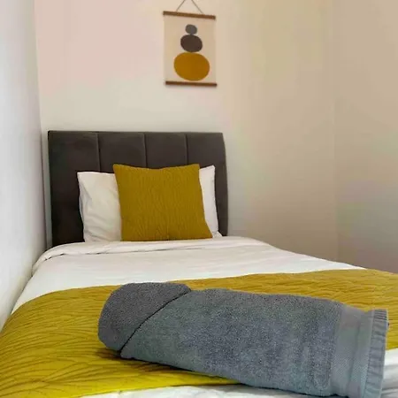 Semesterbostad Free Parking - Near Coop Live, Etihad - Comfy 3-bed House In