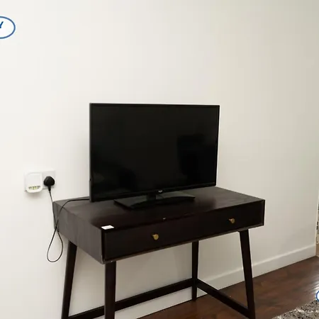 בית נופש Lovely 3 Bed For Contractors, Families, Groups - Gated Parking