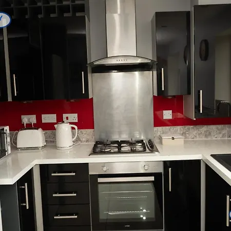 Lovely 3 Bed For Contractors, Families, Groups - Gated Parking בית נופש *