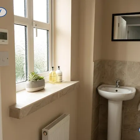Lovely 3 Bed For Contractors, Families, Groups - Gated Parking Nyaraló *