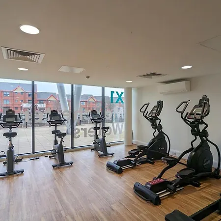 Luxurious 2-bed Haven With Balcony & Free Parking مانشستر