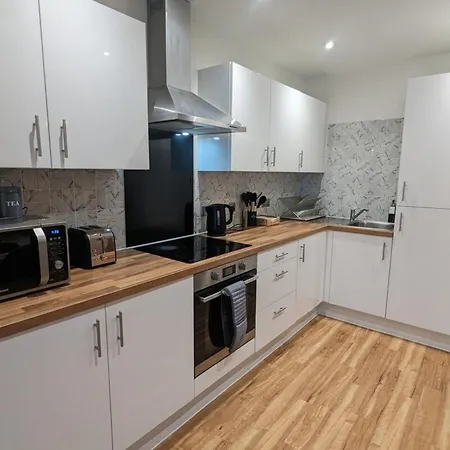 Luxurious 2-bed Haven With Balcony & Free Parking Appartement