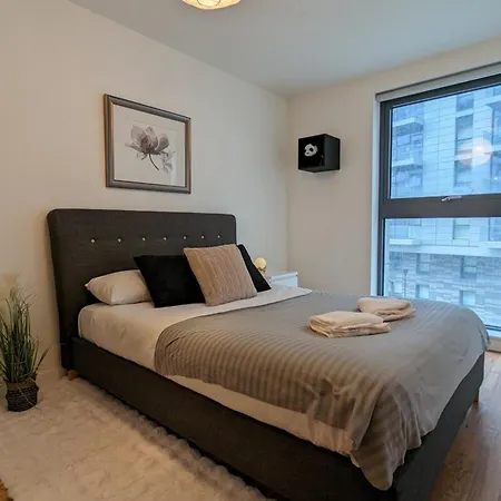 Luxurious 2-bed Haven With Balcony & Free Parking Apartment *