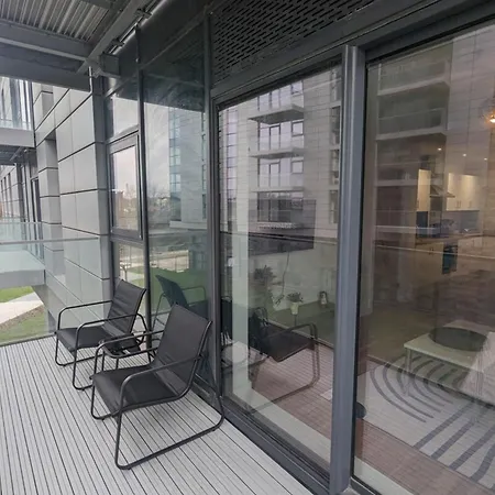 Luxurious 2-bed Haven With Balcony & Free Parking Appartement