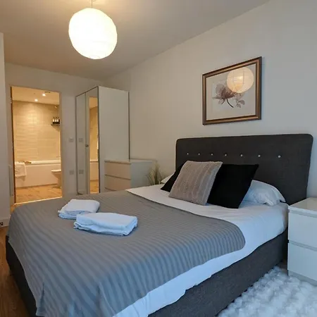 Luxurious 2-bed Haven With Balcony & Free Parking