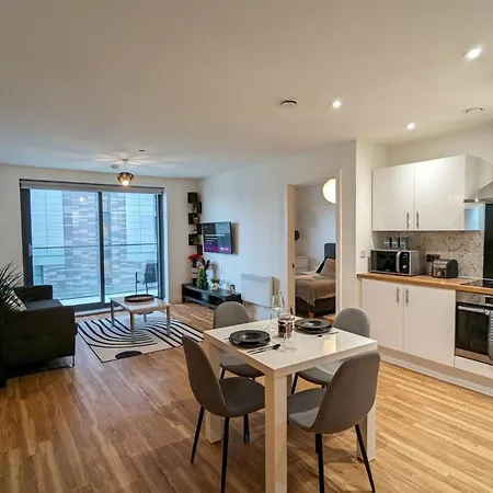 Luxurious 2-bed Haven With Balcony & Free Parking Manchester