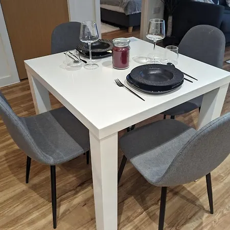 Luxurious 2-bed Haven With Balcony & Free Parking Apartment *