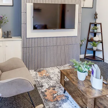 Stylish 2 Bed House 7mins To City Center Apartment *