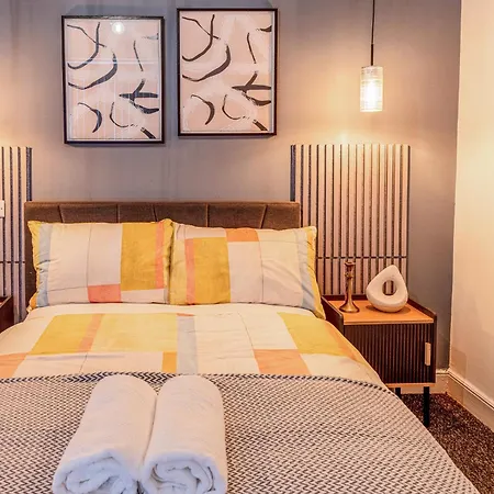Stylish 2 Bed House 7mins To Center מנצ'סטר