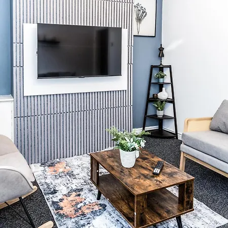 Stylish 2 Bed House 7mins To Center *