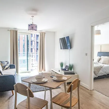 Apartment Stunning Centre , Sleeps 3, Balcony, Smart Tvs Manchester