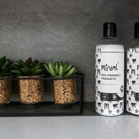 Stunning Centre , Sleeps 3, Balcony, Smart Tvs * Manchester
