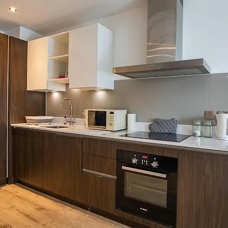Stunning Centre , Sleeps 3, Balcony, Smart Tvs *
