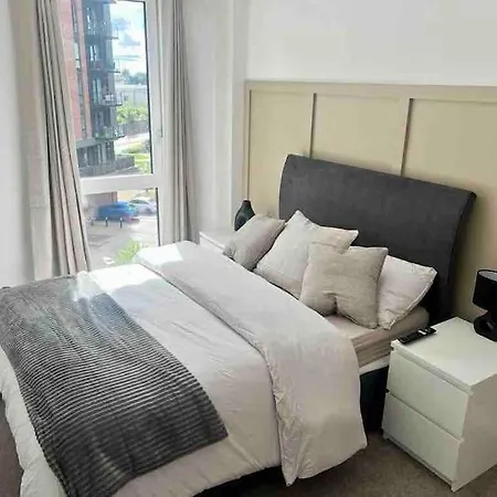 Stunning Centre , Sleeps 3, Balcony, Smart Tvs