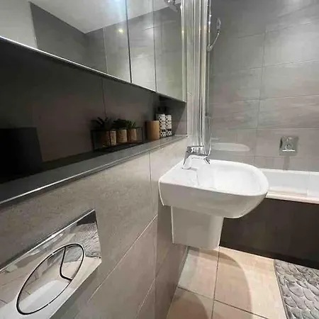 Stunning Centre , Sleeps 3, Balcony, Smart Tvs Apartment *