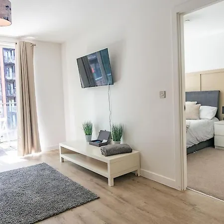Apartment Stunning Centre , Sleeps 3, Balcony, Smart Tvs *