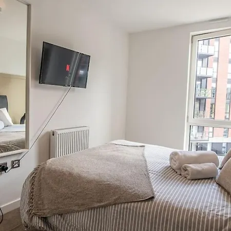 Stunning Centre , Sleeps 3, Balcony, Smart Tvs