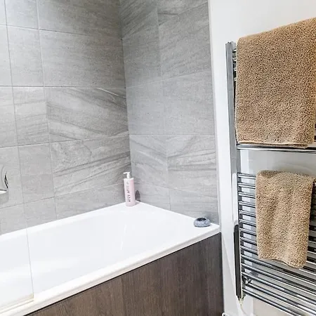 Stunning Centre , Sleeps 3, Balcony, Smart Tvs *