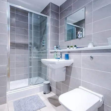 Stylish Media Studio, Sleeps 3, Darts Board, Smart Tv, Long Term Disc *