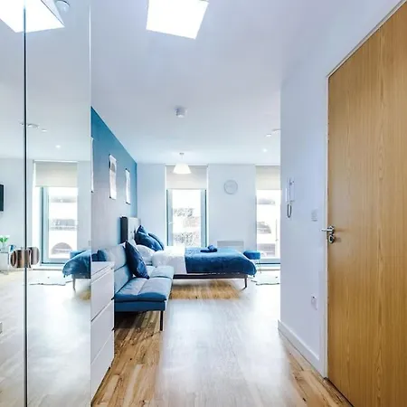 Stylish Media Studio, Sleeps 3, Darts Board, Smart Tv, Long Term Disc Manchester