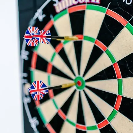 Stylish Media Studio, Sleeps 3, Darts Board, Smart Tv, Long Term Disc *