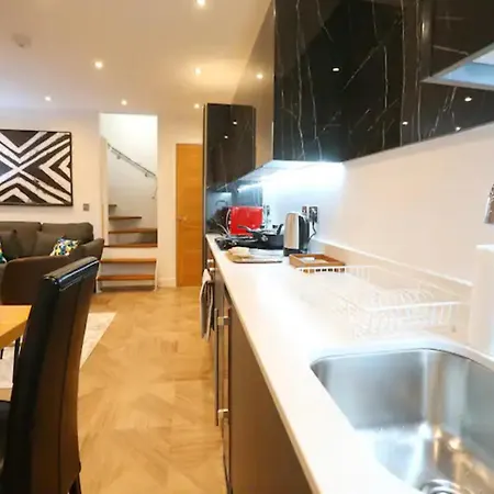 Pass The Keys Superking Bed Penthouse Perfect For Couples