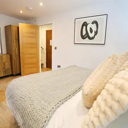Pass The Keys Superking Bed Penthouse Perfect For Couples Apartment *
