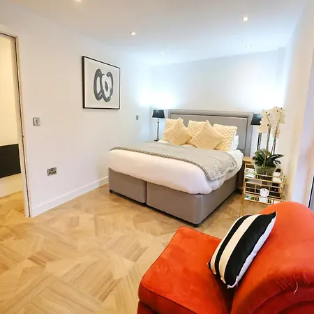Pass The Keys Superking Bed Penthouse Perfect For Couples Apartment