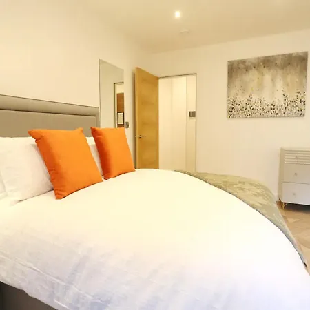 3 Bed Flat 8 Min Walk To Centre - Pass The Keys *