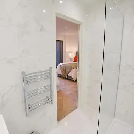 3 Bed Flat 8 Min Walk To Centre - Pass The Keys