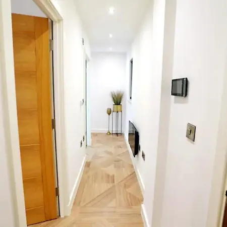 3 Bed Flat 8 Min Walk To Centre - Pass The Keys * Mánchester