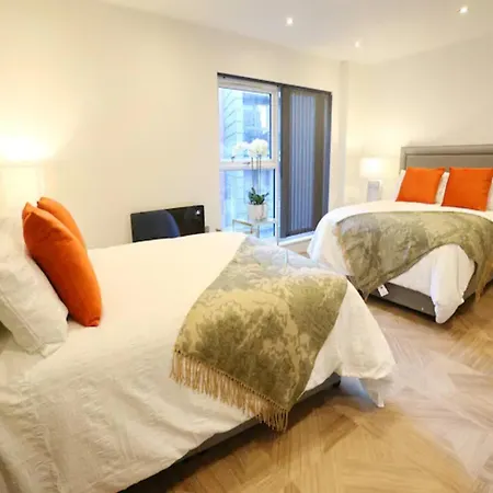 3 Bed Flat 8 Min Walk To Centre - Pass The Keys