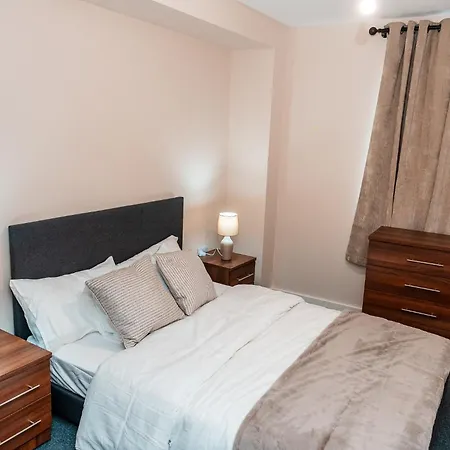 Entire 2 Bedroom And 2 Bathroom In -free Underground Parking Apartament Manchester