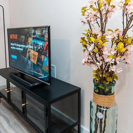 Entire 2 Bedroom And 2 Bathroom In -free Underground Parking مانشستر