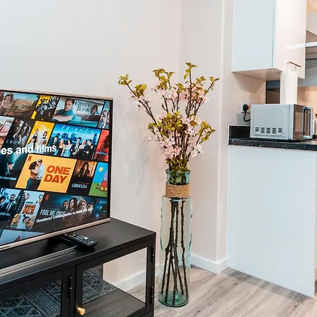 Entire 2 Bedroom And 2 Bathroom In -free Underground Parking *