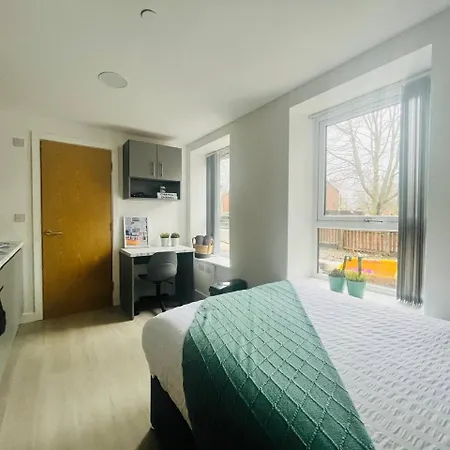 Modern Minimalist Studio In Stretford マンチェスター