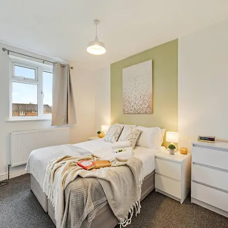 Pass The Keys Chic 3-bedroom Retreat By Etihad Stadium And New Coop Live Arena *