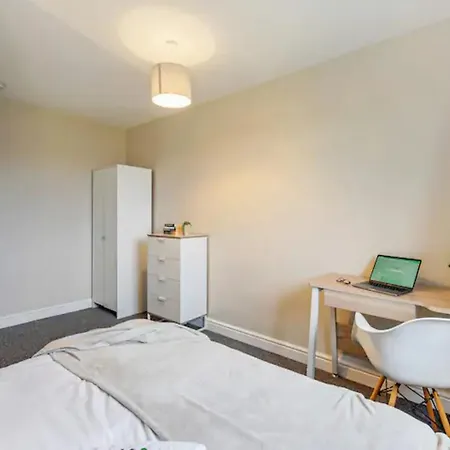 Pass The Keys Chic 3-bedroom Retreat By Etihad Stadium And New Coop Live Arena Holiday home