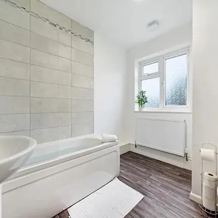 Holiday home Pass The Keys Chic 3-bedroom Retreat By Etihad Stadium And New Coop Live Arena *