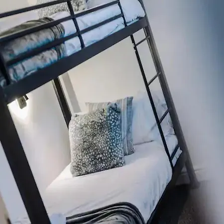 Pass The Keys Chic 3-bedroom Retreat By Etihad Stadium And New Coop Live Arena